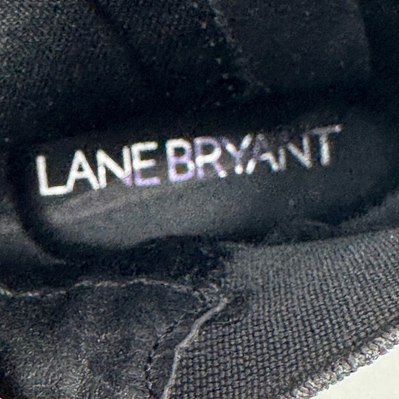 Scalloped faux suede ankle boots 7W black stacked heel round toe side insets - Picture 7 of 8